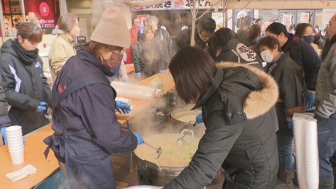 近江町市場で鍋の大会 冷えた体に熱々のかに汁やブリ粕汁が振舞われる 石川・金沢市|TBS NEWS DIG