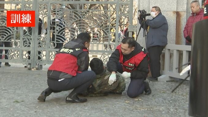 警視庁と東京大学が合同で“刃物男”への対応訓練　2022年の受験生ら3人刺傷事件受け　「受験生が安心して試験に臨めるよう全力を尽くす」|TBS NEWS DIG