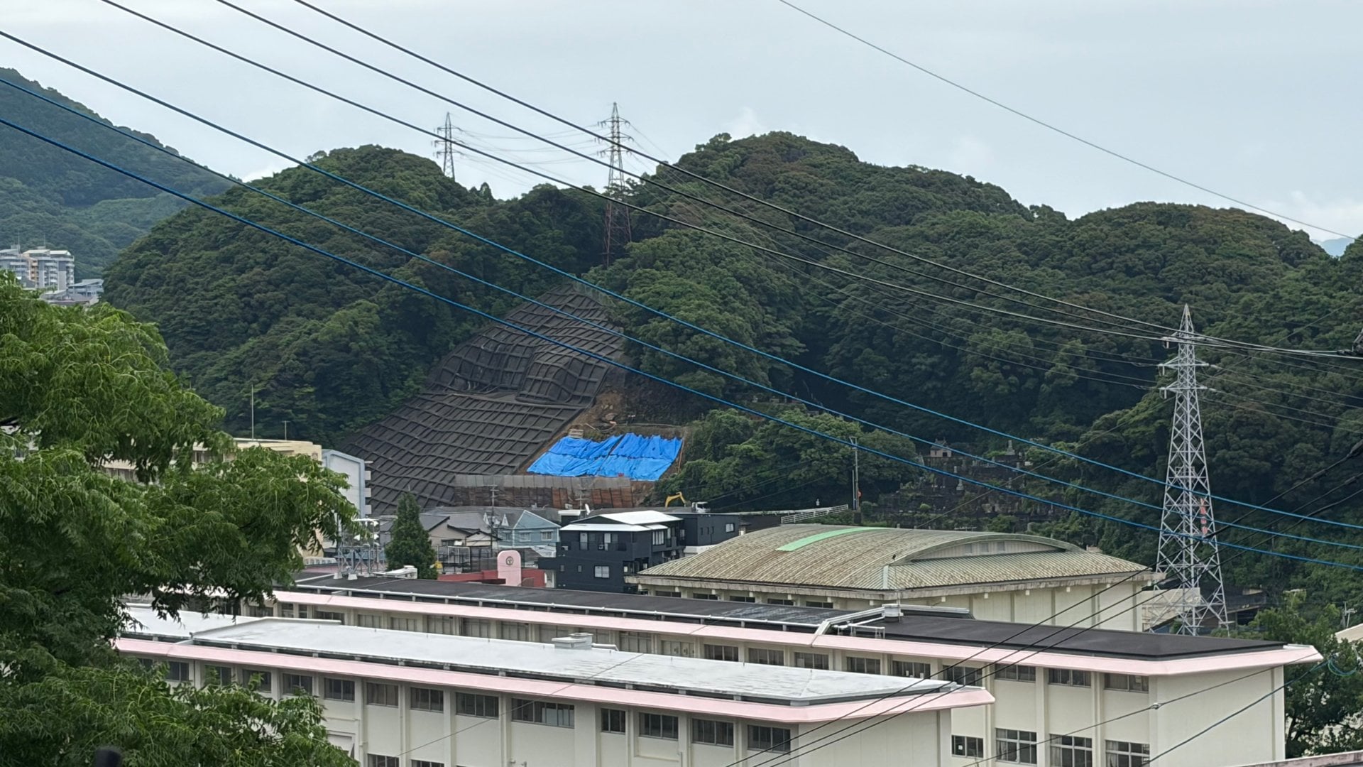 大雨被害】工事中の斜面が崩落 歩行者通路の底が抜けアパート敷地内に