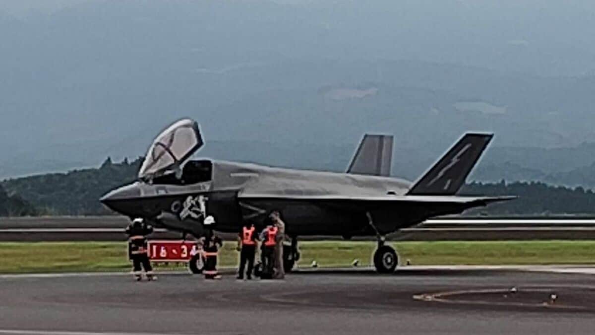 イギリス空軍F35B戦闘機が鹿児島空港に緊急着陸 誘導路上に停止 空の便
