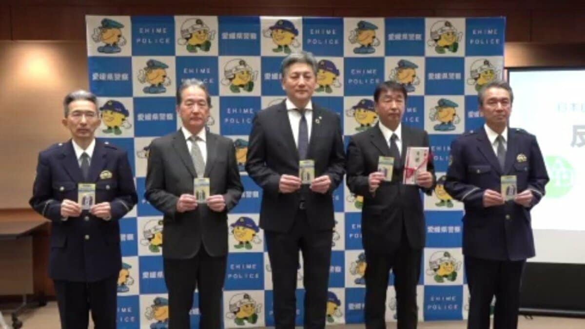 愛媛の自動車ディーラーで組織する協会が反射材1550個を県交通安全協会