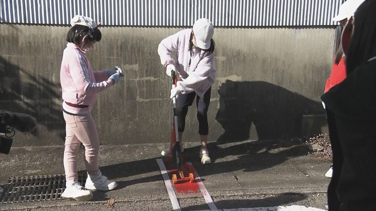 ｢逃げる人の助けになれば｣ 南海トラフ地震で最大17ｍの津波が想定される三重･尾鷲市 小学生が避難目安の“標高ライン”塗り直す