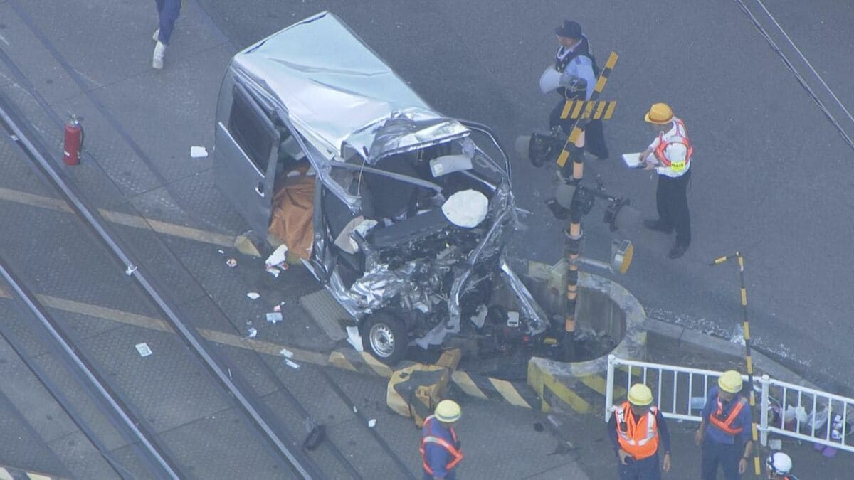 【速報】軽乗用車は大破… 踏切で列車と車が衝突  車内から救助された73歳女性は心肺停止 JR高山線