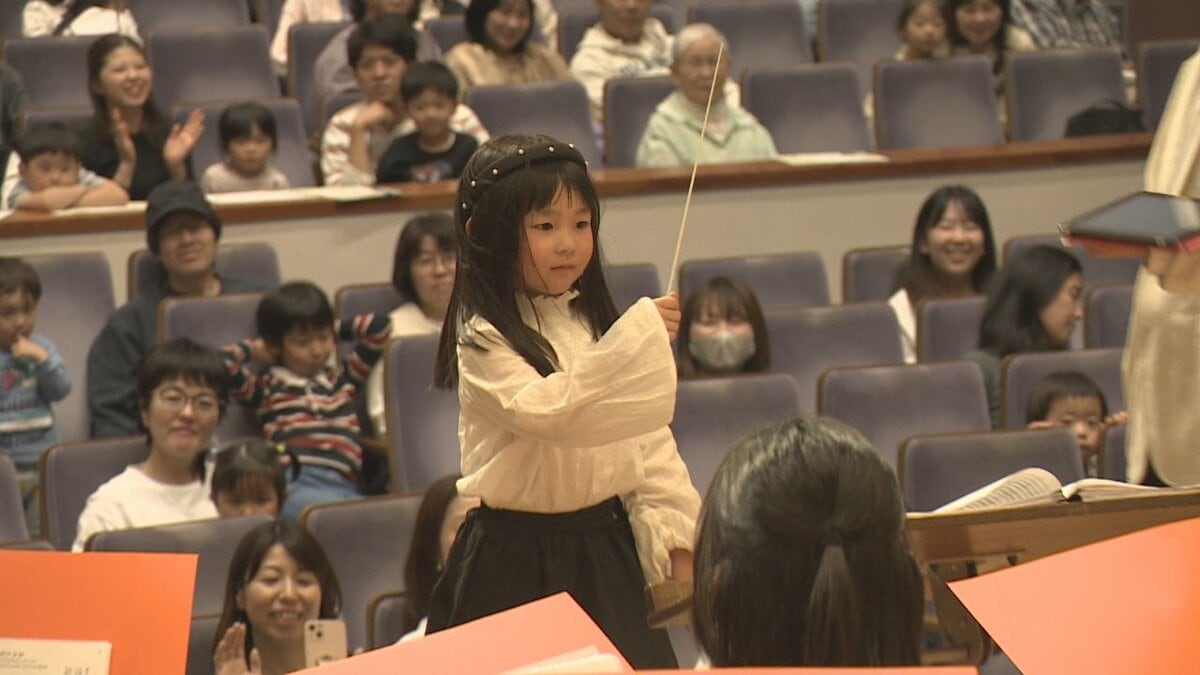 小さなマエストロたちがオーケストラを前に堂々とした姿でタクトを振る　こどもの日演奏会　山梨・甲府市民吹奏楽団