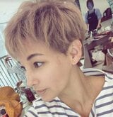 【 梅宮アンナ 】 「最後の抗がん剤から一年が過ぎました」　最新ショット公開　「伸ばしていた髪の毛を一旦切ります」「 新しい髪の毛は柔らかい髪の毛みたい」|TBS NEWS DIG