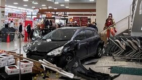 【速報】スーパー屋上の駐車場から乗用車が店内に転落 1人病院搬送 2階店舗入り口から進入か 北海道釧路市|TBS NEWS DIG