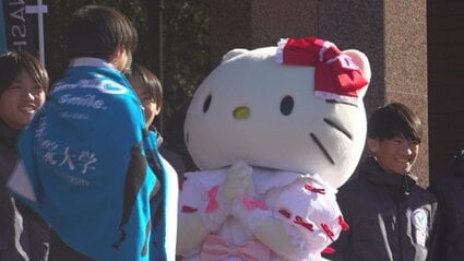 ハローキティが選手を激励 箱根駅伝出場の山梨学院陸上競技部へお守り