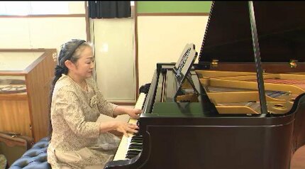 国内に2台だけ】小学校にある古いグランドピアノは「生誕記念ピアノ 