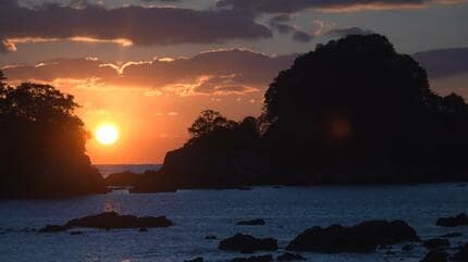 冬の風物詩「だるま夕日」宿毛湾で輝く 「ひと冬で15回ほど」気象条件