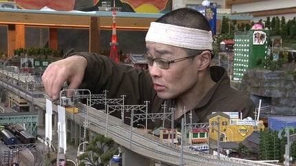 自閉症の男性が「Nゲージ」巨大ジオラマを作成「150分の1の緻密で精巧