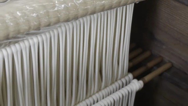 暑い夏にツルッと食べたい「手延べそうめん」 麺は一晩乾燥→加湿　独特の「半もどし」製法でコシは強くのどごし滑らかに|TBS NEWS DIG