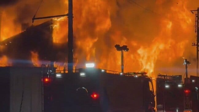 「煙が出ていて火災のようなにおい」水産加工会社が全焼 住宅2棟も焼損、付近400戸が一時停電 北海道余市町|TBS NEWS DIG