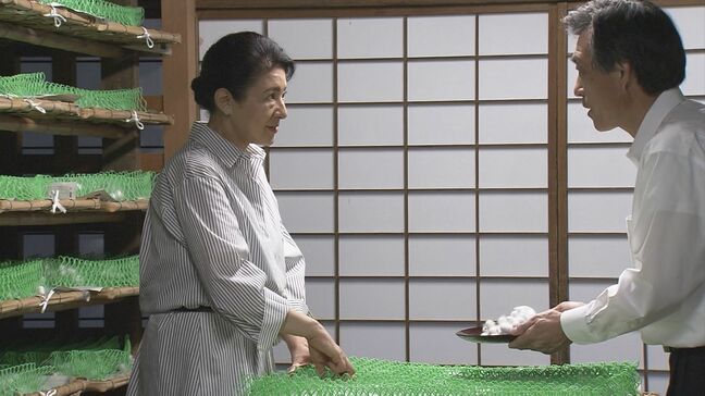 皇后さまが養蚕の作業に臨まれる　蚕の繭を取り出す作業を手際良く|TBS NEWS DIG