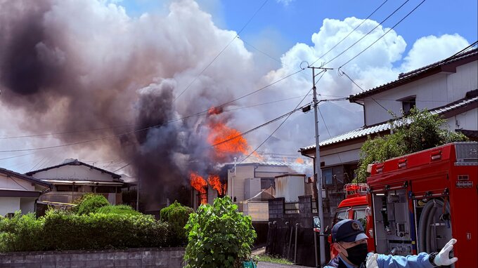 【速報】吹き出る炎　長崎・佐世保の住宅地で火災　隣家に延焼|TBS NEWS DIG