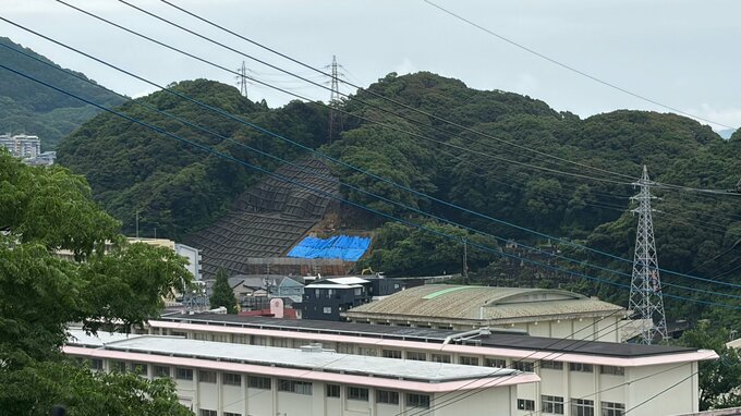 【大雨被害】工事中の斜面が崩落　歩行者通路の底が抜けアパート敷地内に流入　長崎・佐世保市|TBS NEWS DIG