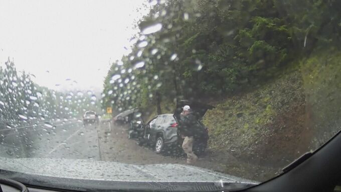 雨で濡れた道路を走行中の自動車がスリップして横転　米・オレゴン州が映像公開