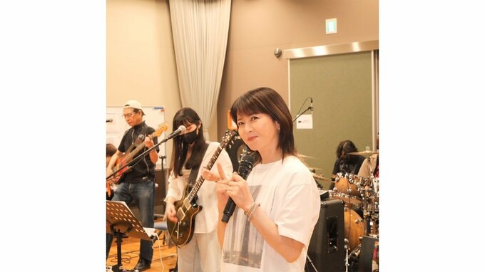 【 森高千里 】　「みんな気合い入ってます！！」全国ツアー開幕へ準備着々　笑顔のバンドショットやドラムに手を添えるリハ風景を大公開|TBS NEWS DIG