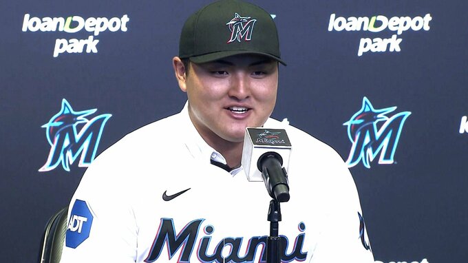 佐々木麟太郎、マーリンズ入団会見「自分の夢はメジャーでプレーすること」流ちょうな英語で決意「本当にタフな道になる」|TBS NEWS DIG