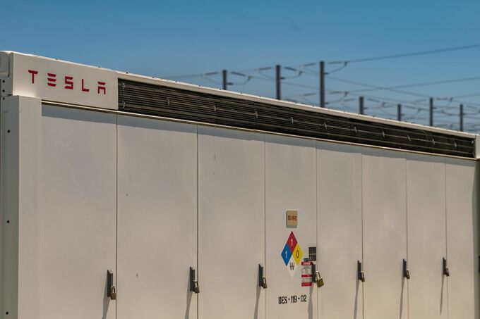 マスク氏のＡＩ新興企業、テスラの大型蓄電池活用へ－スパコン事業で