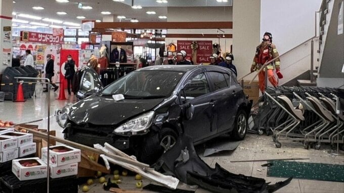 【速報】スーパー屋上の駐車場から乗用車が店内に転落　1人がケガ…2階店舗入り口から進入か　北海道釧路市|TBS NEWS DIG