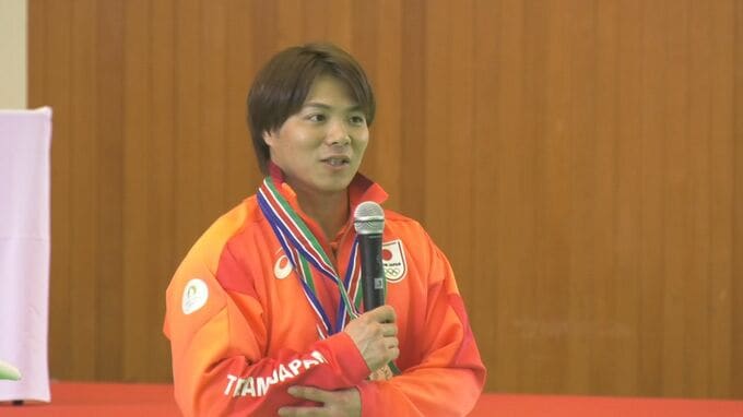 柔道五輪金・阿部一二三選手が中学校にサプライズ登場…生徒大興奮　なぜ鳥取の町へ？　金メダリスト特別授業で小学生から質問攻め|TBS NEWS DIG