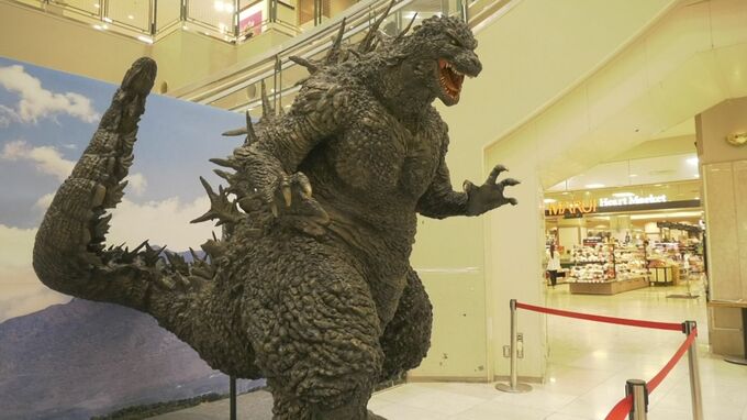 限定フィギュアは連日入荷待ち…山陰初開催「ゴジラ・ストア」2メートル超える巨大ゴジラも登場！　|　BSSニュース | BSS山陰放送
