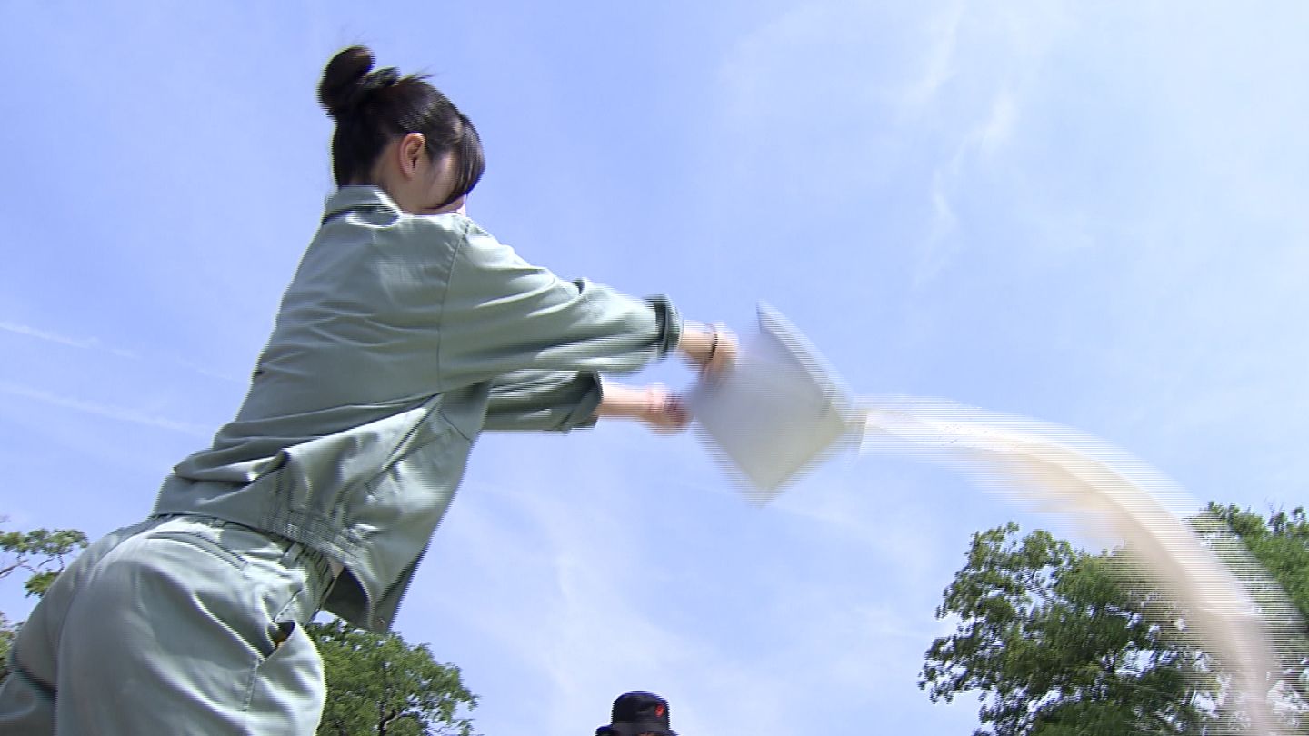 完璧な透明に近づくように」アオコの発生で緑色に濁った岡山城のお堀を