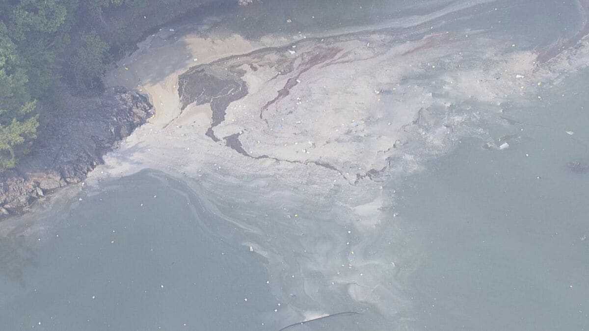 速報】自衛隊の練習機が池に墜落「午後3時10分ごろに爆発音のような