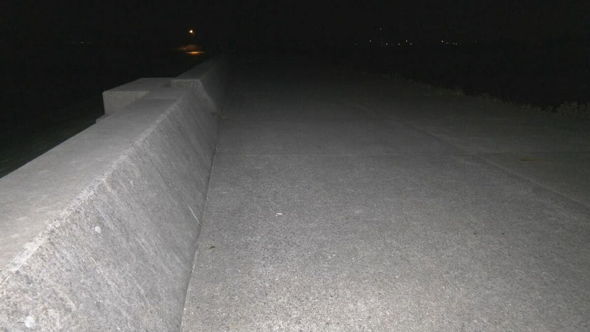 堤防道路で椅子に座って死亡している男性発見　警察は病死とみて捜査