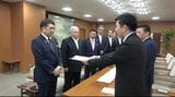 金沢市長選 推薦求める現職・村山卓市長に自民党金沢支部が「政策協定書」を提出|TBS NEWS DIG
