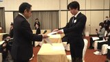 新入社員に歩み寄って辞令交付 県北バスグループで一足早い合同入社式 岩手・宮古市|TBS NEWS DIG