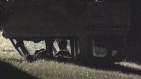 「車が土手に落ちた」定員超える5人が乗っていた軽乗用車が河川敷に転落　17歳少女が死亡　10代男女4人けが|TBS NEWS DIG