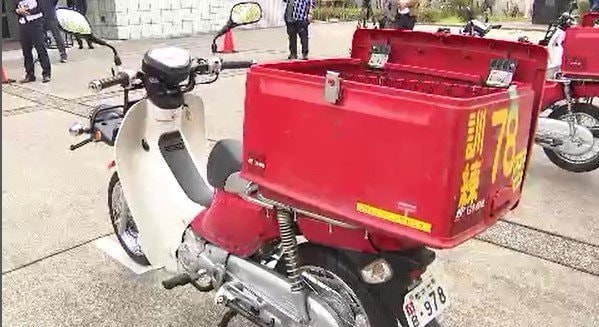 伝統の「赤いバイク」に初めてまたがり…日本郵便信越支社で新入社員研修　16日に長野・新潟の郵便局に配属へ|TBS NEWS DIG