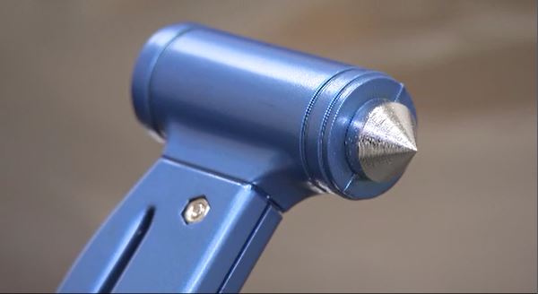 車が水没したらどうする？ 必要なのは「脱出用ハンマー」サイドガラスの端を垂直に数回軽く叩くのがポイント「何より大事なのは焦らないこと」　|TBS NEWS DIG