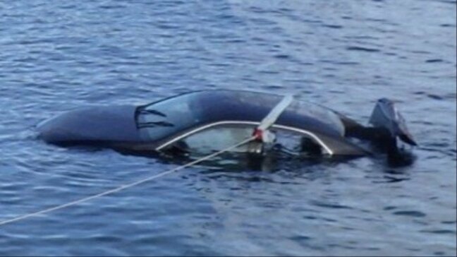 「海に車が落ちて、車の上に人が立っている」ペダル操作を誤ったか　70代男性が運転の乗用車が暴走　顔面を負傷し手当て　北海道木古内町|TBS NEWS DIG