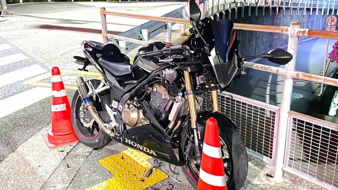 車とバイクが衝突、バイクの18歳男性が意識不明⋯現場は橋の東詰の交差点で破片が散乱、車のドライブレコーダー映像など捜査【高知】|TBS NEWS DIG