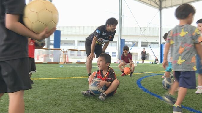 「うまくなってプロに」　レノファ山口FCアンバサダー山瀬功治さんとサッカー体験|TBS NEWS DIG