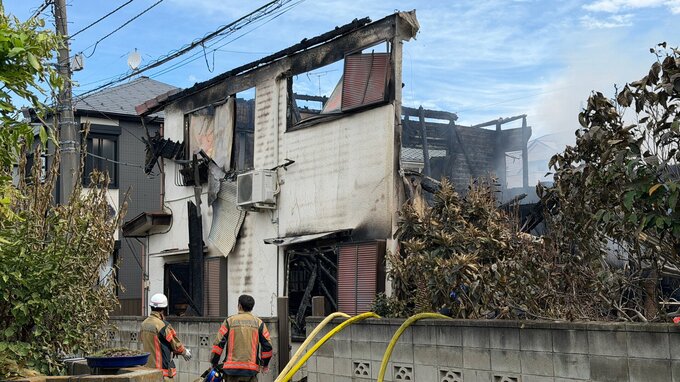 さいたま市桜区で住宅全焼する火事　焼け跡から性別不明の1人遺体見つかる　いまだ住人の女性（85）と連絡取れず|TBS NEWS DIG