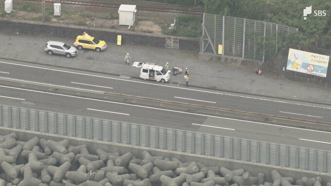 国道1号バイパスにコンクリート片が散乱 複数の車がパンクして立ち往生 のり面のコンクリートがはがれ落ちたか=静岡|TBS NEWS DIG