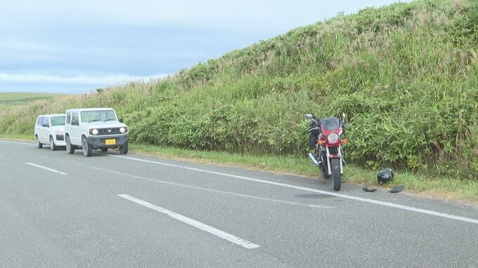 事故現場付近に止めた赤いホンダのオートバイ
