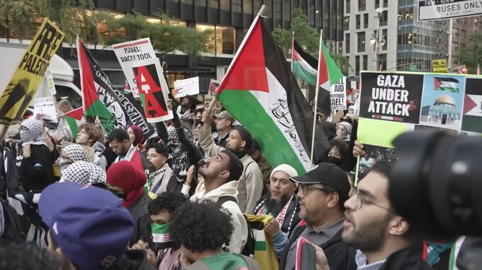 NYでパレスチナ支持者が集会　イスラエル支持者と一触即発場面も