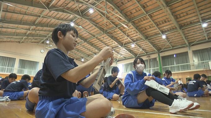 「すごい！痛くない」身近なもので命を守る　中学校で防災授業　福島|TBS NEWS DIG