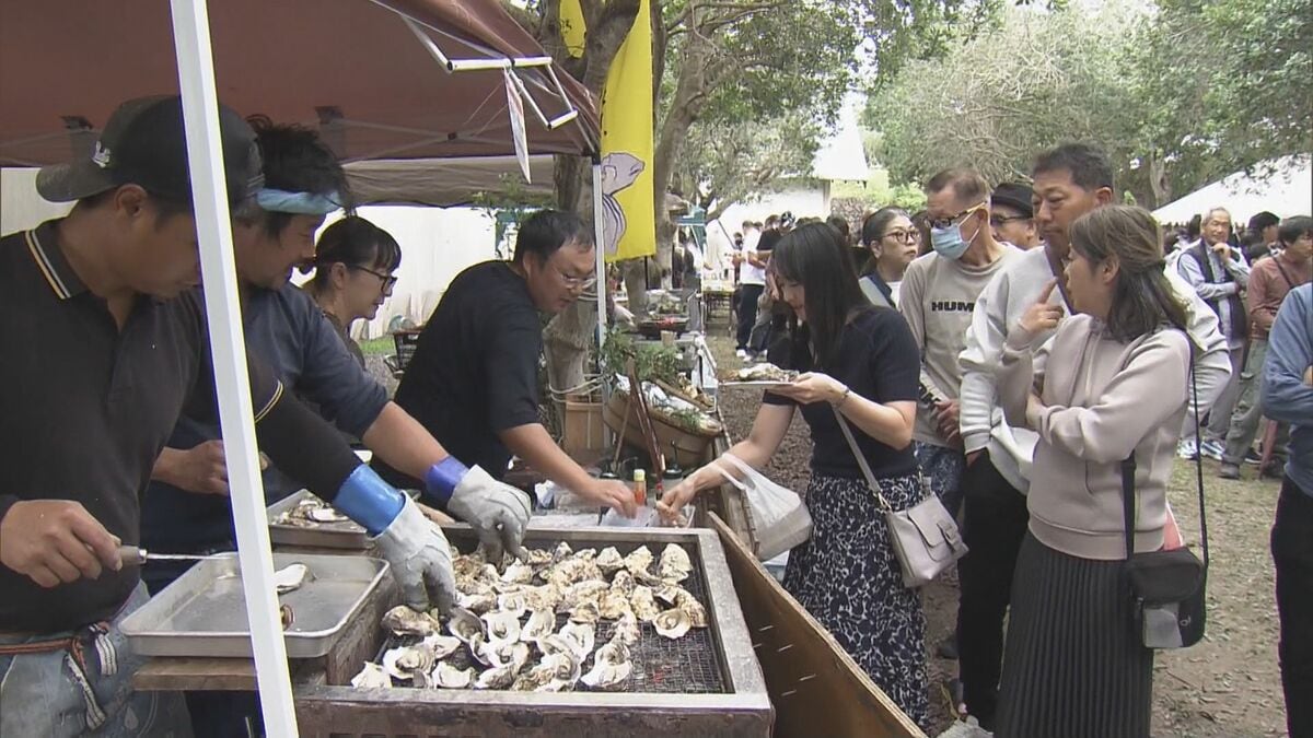 秋の味覚“浦村かき”に舌鼓 「例年以上の生育」 津波乗り越え今月出荷スタート 500人が焼き牡蠣や蒸し牡蠣などを堪能 三重・鳥羽市