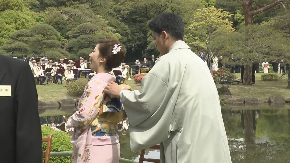 園遊会に出席した“りくりゅう” ここでも仲良く…木原選手が三浦選手の帯をなおす場面が 両陛下から激励のお言葉も