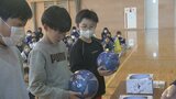 「サッカーに触れて」Jリーガー川﨑颯太選手（甲府市出身）　市内の小学校にサッカーボールを贈る|TBS NEWS DIG