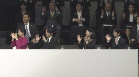 日本で初開催のデフリンピック開会式に秋篠宮ご夫妻、佳子さま、悠仁さま出席 大会メインカラー“桜色”にあわせた装い そろって手話で拍手も 東京体育館|TBS NEWS DIG