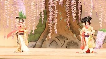 「国宝」効果か　博多座でスタートした市川團十郎特別公演　チケットは即日完売、立ち見席求め行列　”藤娘”で開幕　舞台で”化粧実演”　伝統芸能「歌舞伎」に新風　|　福岡のニュース｜RKB NEWS｜RKB毎日放送