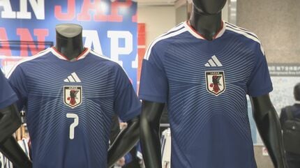 サッカー日本代表の新ユニフォーム発売 ｢水平線｣をコンセプトに海と空