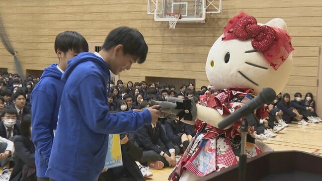 ハローキティが高校に駆け付け ビジネスコンテスト入賞の生徒を祝福 山梨・駿台甲府高校|TBS NEWS DIG