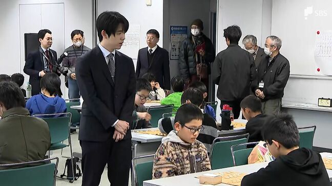 将棋の王将戦を前に「こども王将戦」藤井聡太王将と永瀬拓矢九段が見学＝静岡・掛川市|TBS NEWS DIG